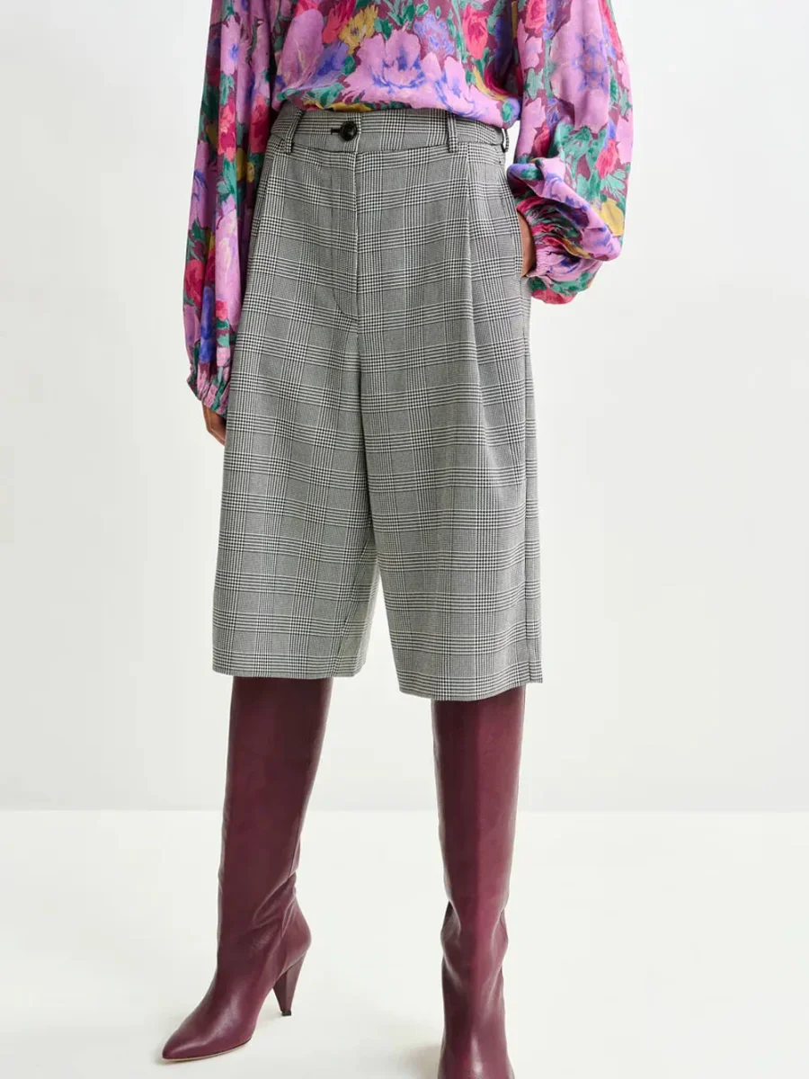 Bermuda sartoriali a gamba larga con quadri grigi e neri - immagine 4