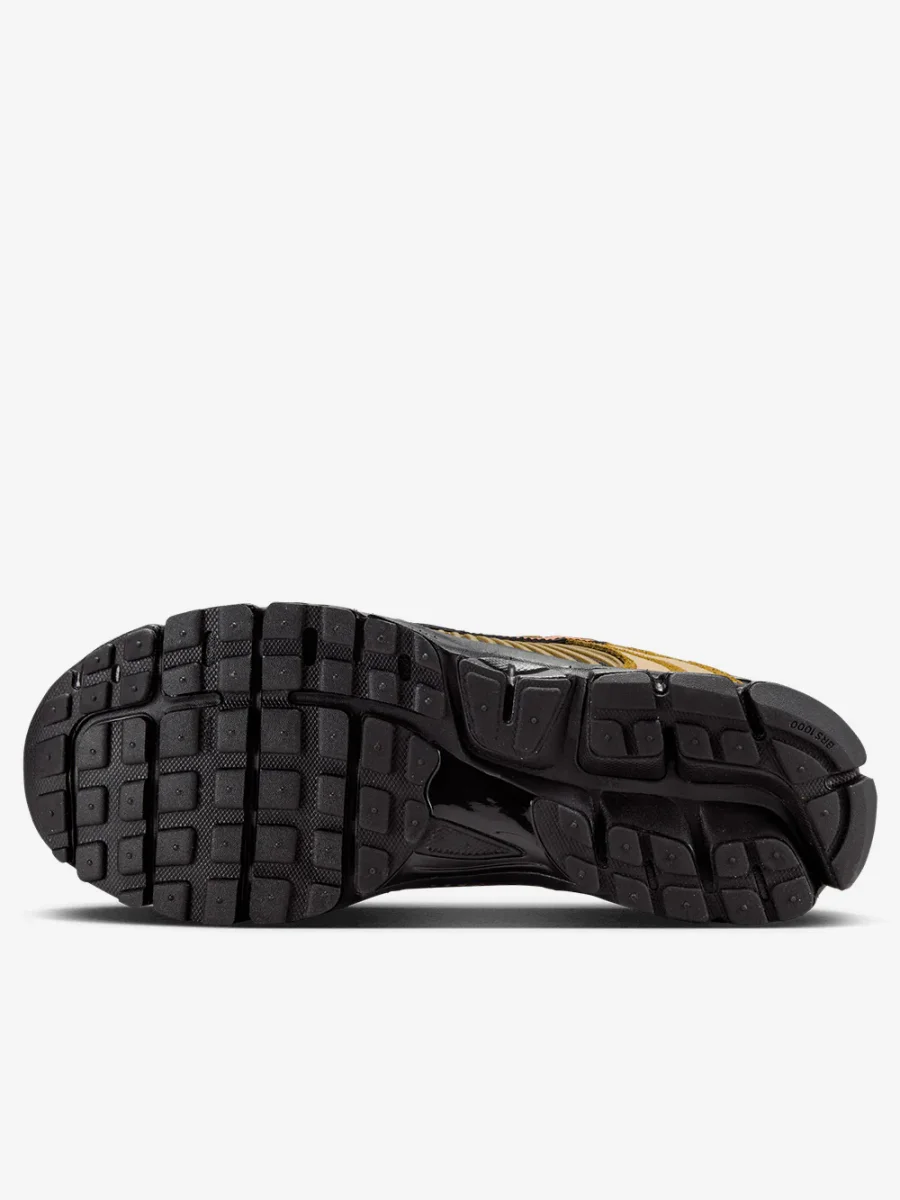 Zoom Vomero 5 Premium '0live Flak Picante Red' - immagine 8