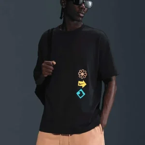 Nike t-shirt nero con grafiche multicolor